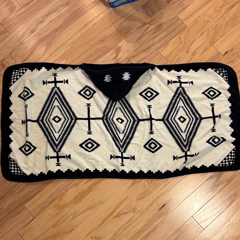 Pendleton Los Ojos hooded towel
